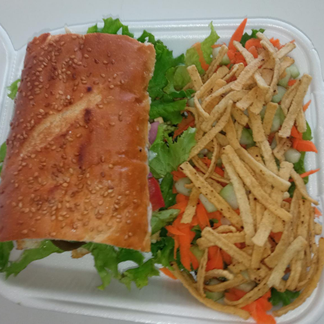 Medio Baguette de Pollo y Ensalada