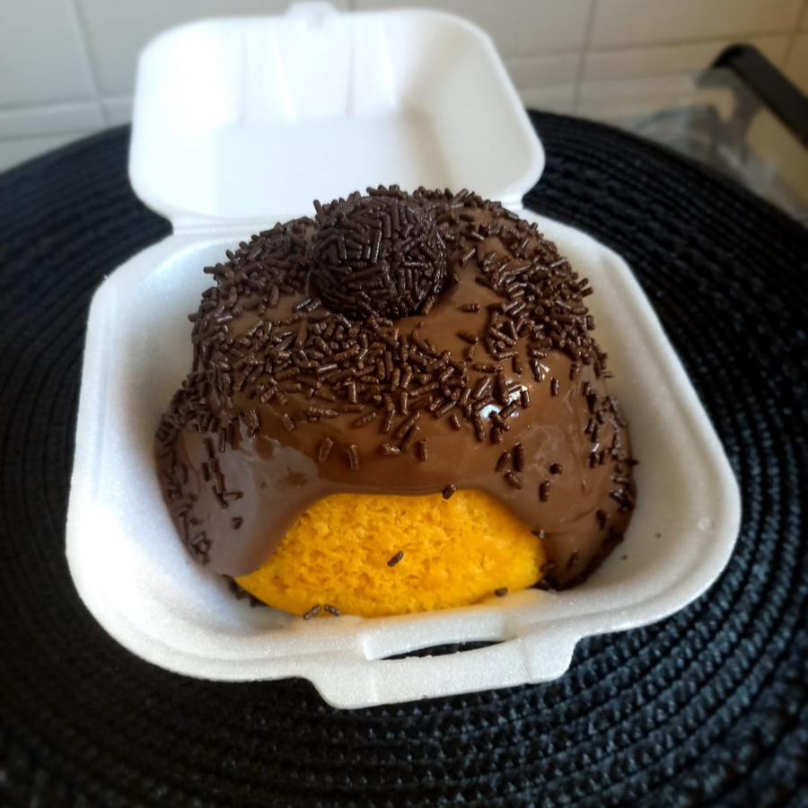 Massa bem fofinha de cenoura, coberto com muito recheio de chocolate 50%cacau, finalizado com um brigadeiro e granulados