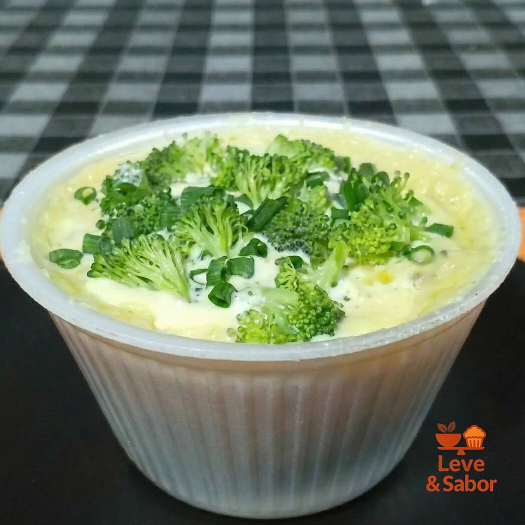 Batata Recheada Quatro Queijos com Brócolis Cremoso Uma combinação cremosa, leve e irresistível! Nossa batata é recheada com um mix especial de quatro queijos (muçarela, prato, parmesão e requeijão tipo Catupiry) e brócolis cozido e bem picado, envoltos em um molho branco artesanal. Frete Grátis, Promoção, Desconto, Cupom. Escolha o tamanho abaixo: