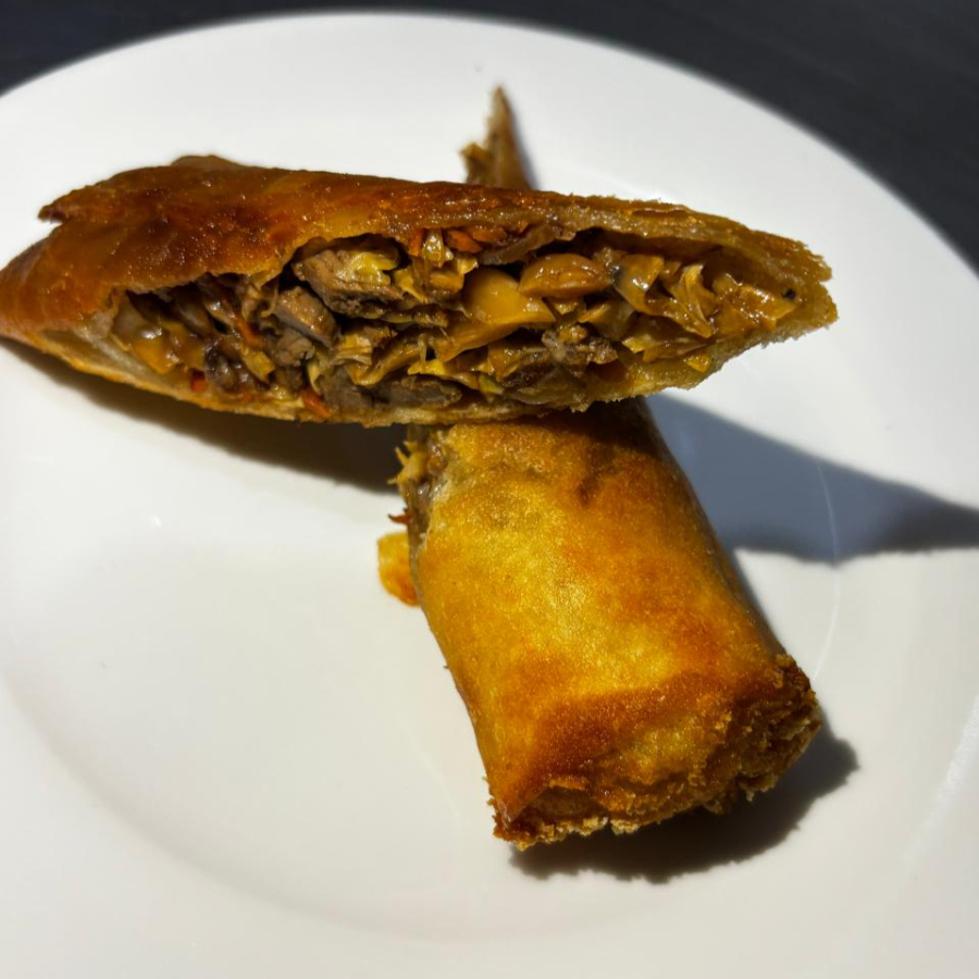 Massa frita crocante recheada com repolho, carne e cenoura desfiada, uma combinação clássica e deliciosa por R$ 11,90.