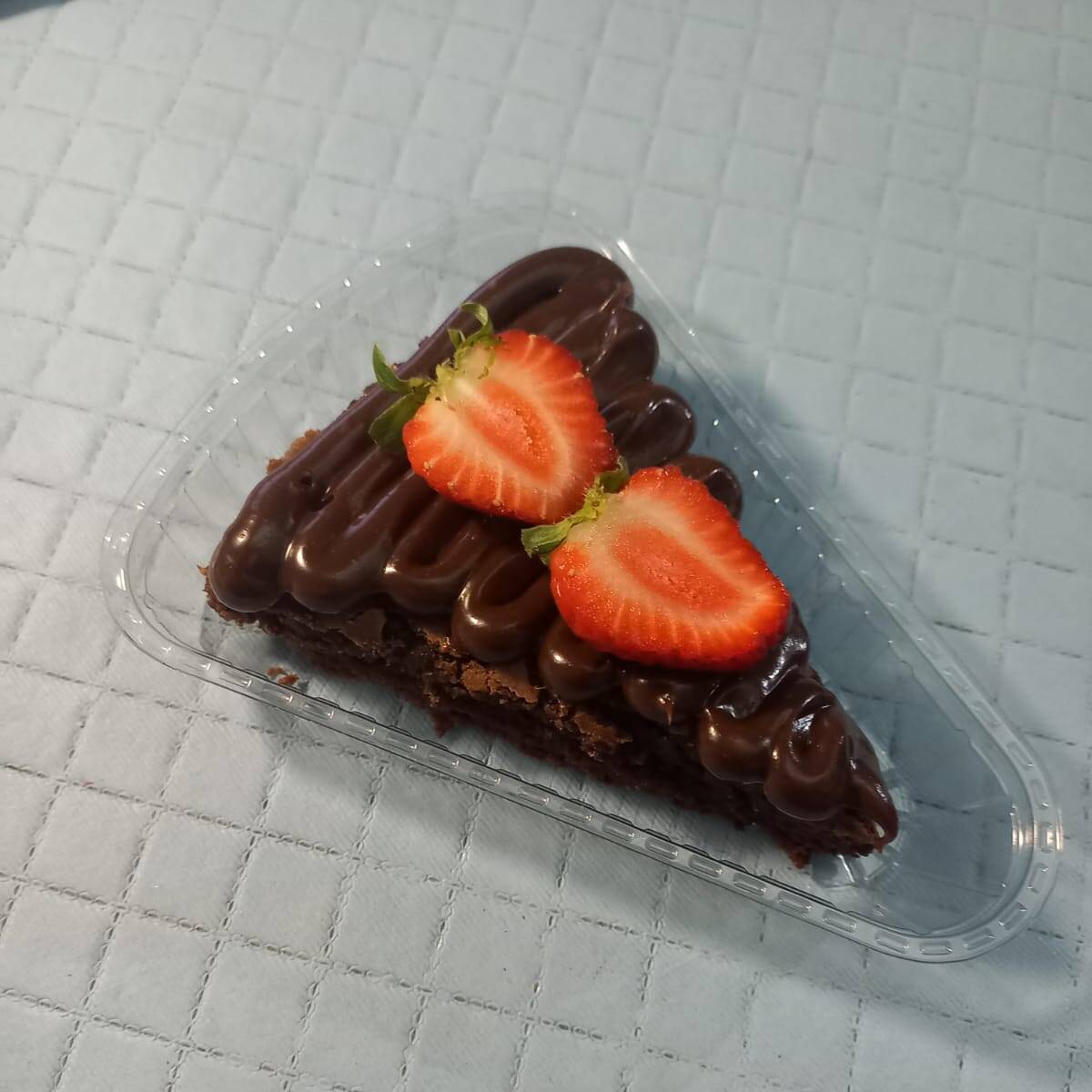 Nosso brownie molhadinho por dentro, em formato de fatia de pizza, coberto com brigadeiro de chocolate 50%cacau, finalizado com morango fresco.