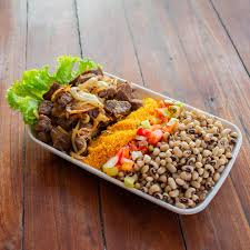 O clássico regional elevado ao máximo sabor. Nossa carne de sol é rigorosamente selecionada e preparada para garantir uma maciez surpreendente, servida em cubos suculentos e acebolados. Acompanha o tradicional feijão verde (ou macassar) bem temperado, farofa crocante de manteiga de garrafa, vinagrete refrescante e aquela porção generosa de macaxeira frita ou cozida."