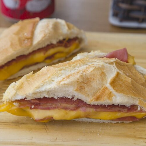 Pão francês, queijo prato e mortadela ouro