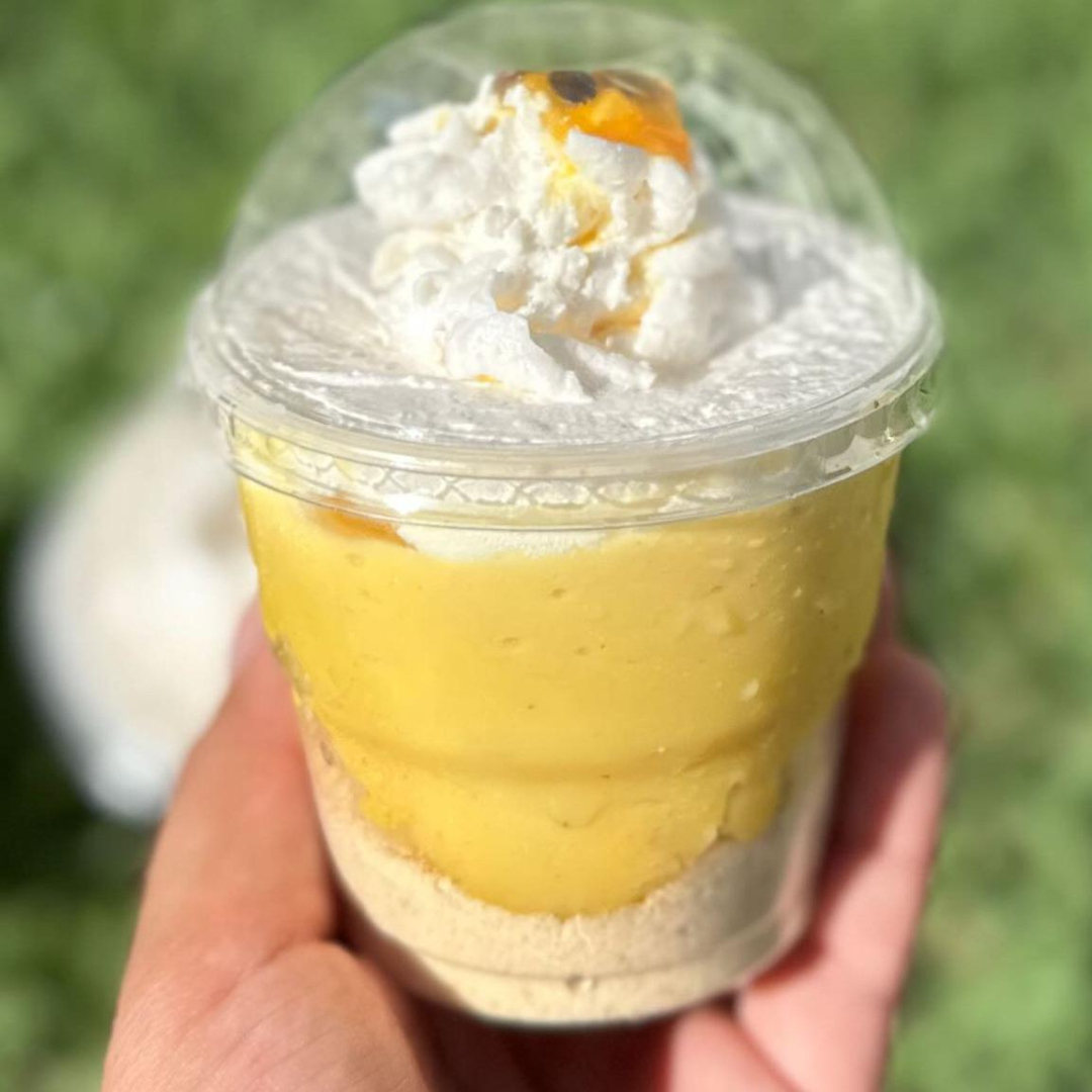 Um biscoito amanteigado, um mouse de maracujá super cremoso e com uma explosão de sabor, finalizado com um chantilly leve e um toque de geleia artesanal do maracujá.