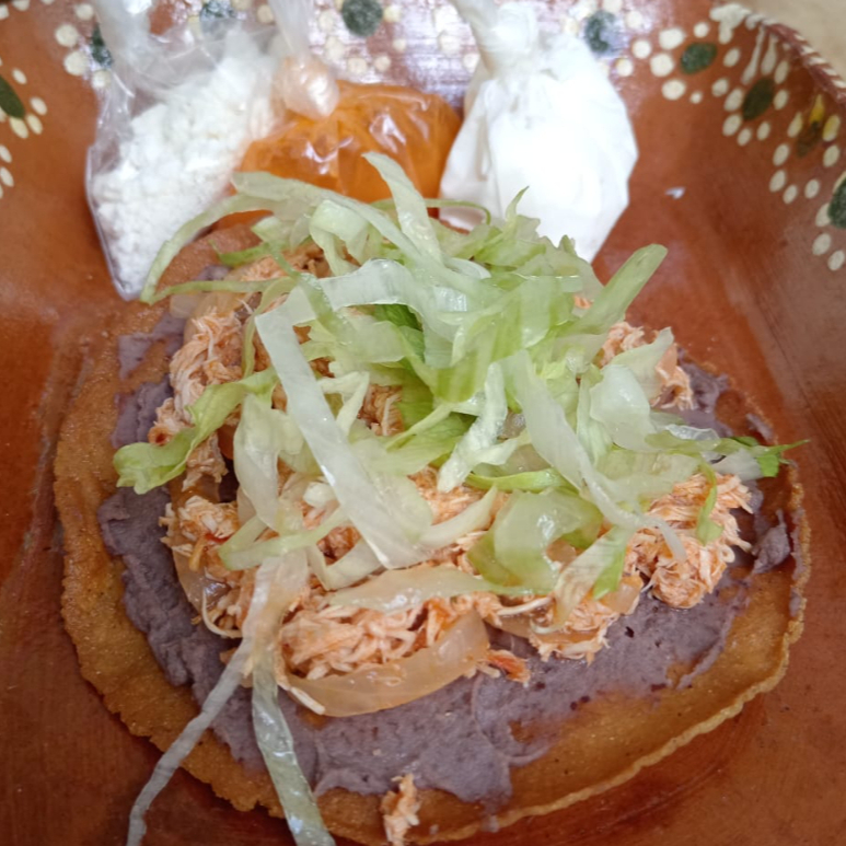 TOSTADA DE TINGA DE POLLO