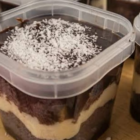 Bolo de chocolate,creme de ninho com cocô. Uma opção para alegrar seu dia maravilhoso