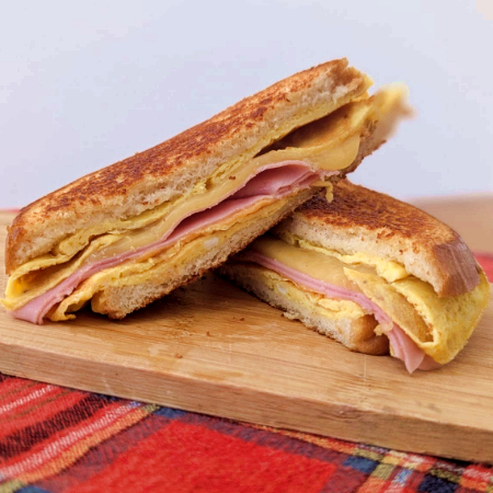 Sándwich de Huevo Doble Queso + Bebida Refrescante