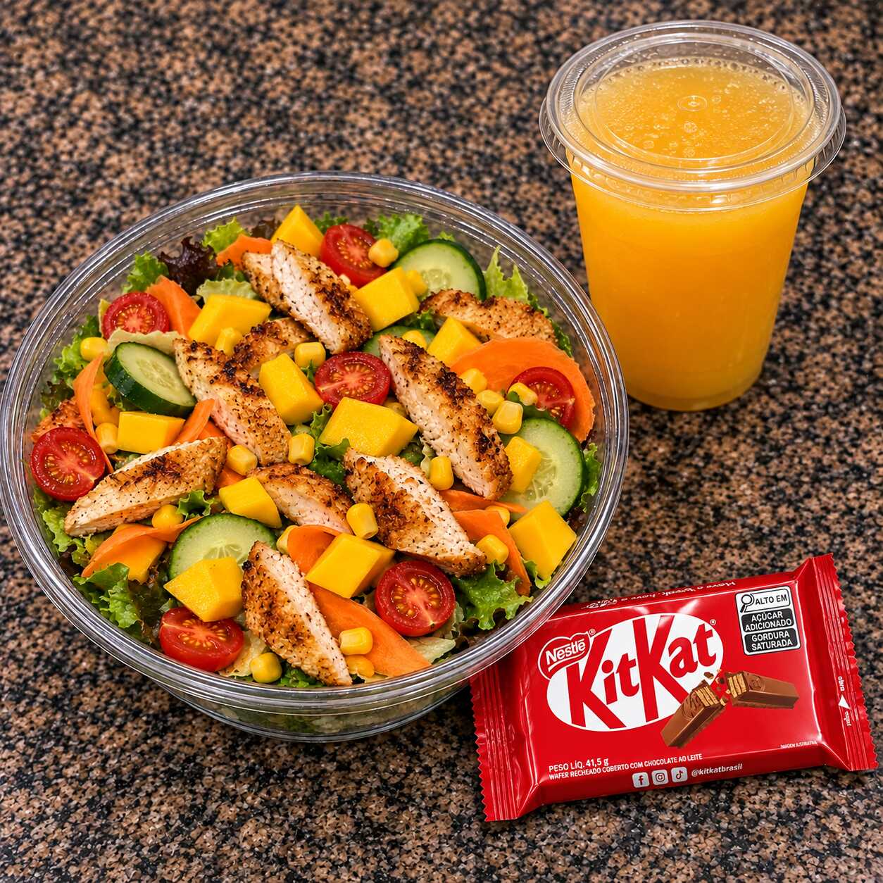 Uma combinação perfeita para uma refeição leve, saborosa e com aquele toque doce no final! Aproveite 1 deliciosa salada preparada com ingredientes frescos + 1 refrigerante + 1 KitKat para completar seu pedido. Um combo equilibrado e irresistível para qualquer momento do dia.