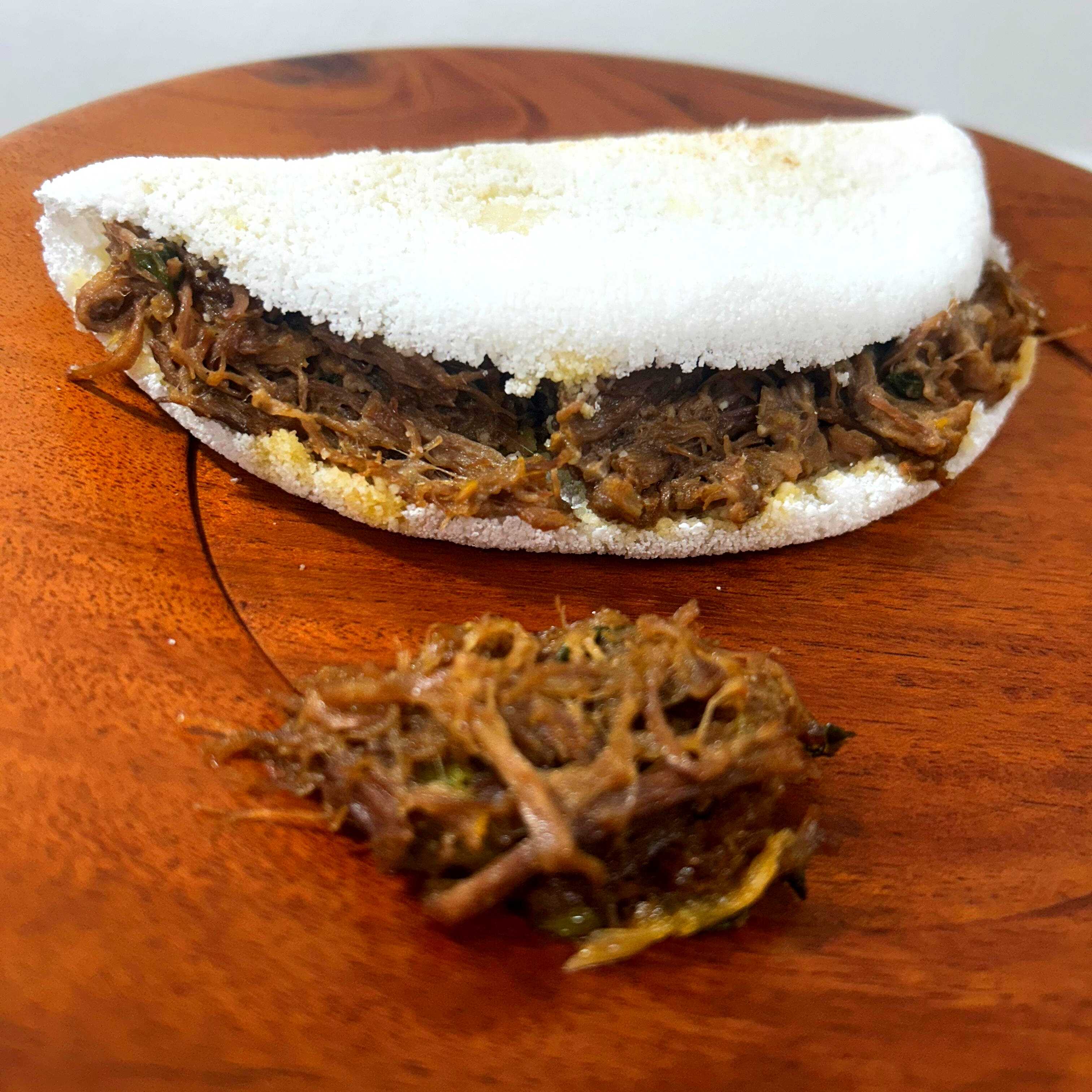 Massa de tapioca com costela, cebola roxa e queijo mussarela