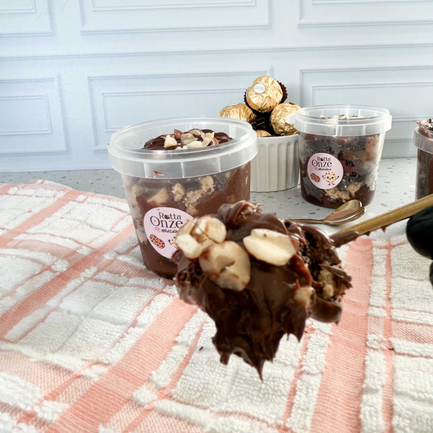 🍫 Brookie no Pote Ferrero Rocher
A combinação perfeita para os apaixonados por chocolate! Camadas irresistíveis de brookie (brownie + cookie), recheadas com brigadeiro de chocolate amargo, cremosa Nutella e pedaços crocantes de avelã. Finalizado com muito sabor e uma explosão de texturas que lembram o clássico Ferrero Rocher. Um doce intenso, cremoso e simplesmente inesquecível!
Ingredientes: Brookie, brigadeiro de chocolate amargo, Nutella®, avelãs e chocolate.