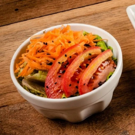 Salada pequena
Um mix refrescante de folhas verdes, cenoura ralada e tomate, ideal para acompanhar qualquer refeição com leveza, cor e sabor.
