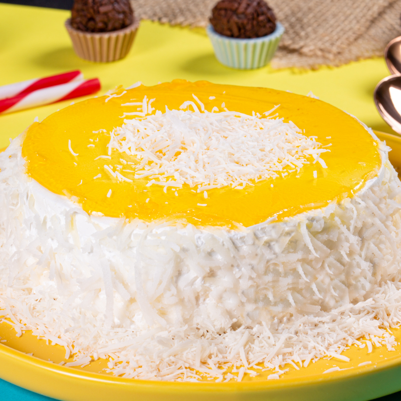 Sucesso como Sobremesa daquele almoço especial! Combinação de pão de ló branco, recheado com abacaxi e bastante coco, decorado com geléia de abacaxi e coco fresco. Peso: 500 gramas. Serve de 4 a 6 pessoas.