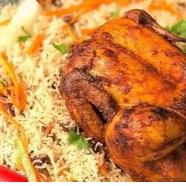 GALETO DESOSSADO COM ARROZ Á GREGA, BATATAS SAUTE, MANGA, PALMITO E PIMENTÃO