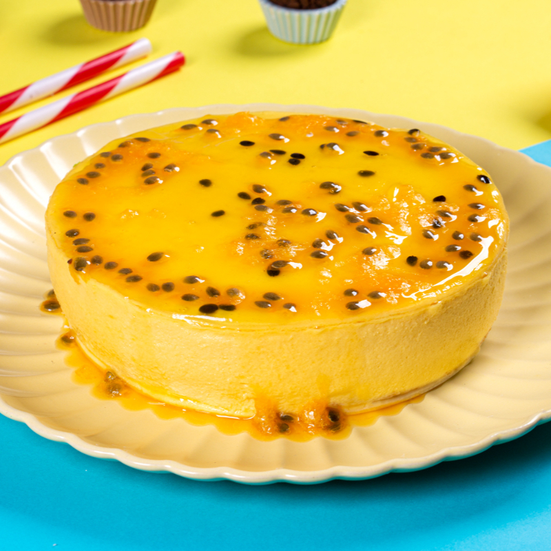 Fina camada de pão de ló branco, com delicioso mousse de maracujá (batido com o melhor Leite Condensado Moça + creme de Leite + suco de Maracujá natural), e por fim, decorado com calda e sementes da fruta! Serve de 4 a 6 pessoas