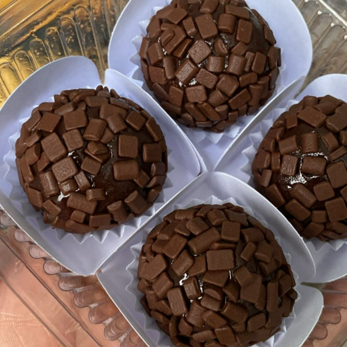 Porção de 4 brigadeiros meio amargo cobertos com chocolate granulado meio amargo. Peso médio individual de 20g.