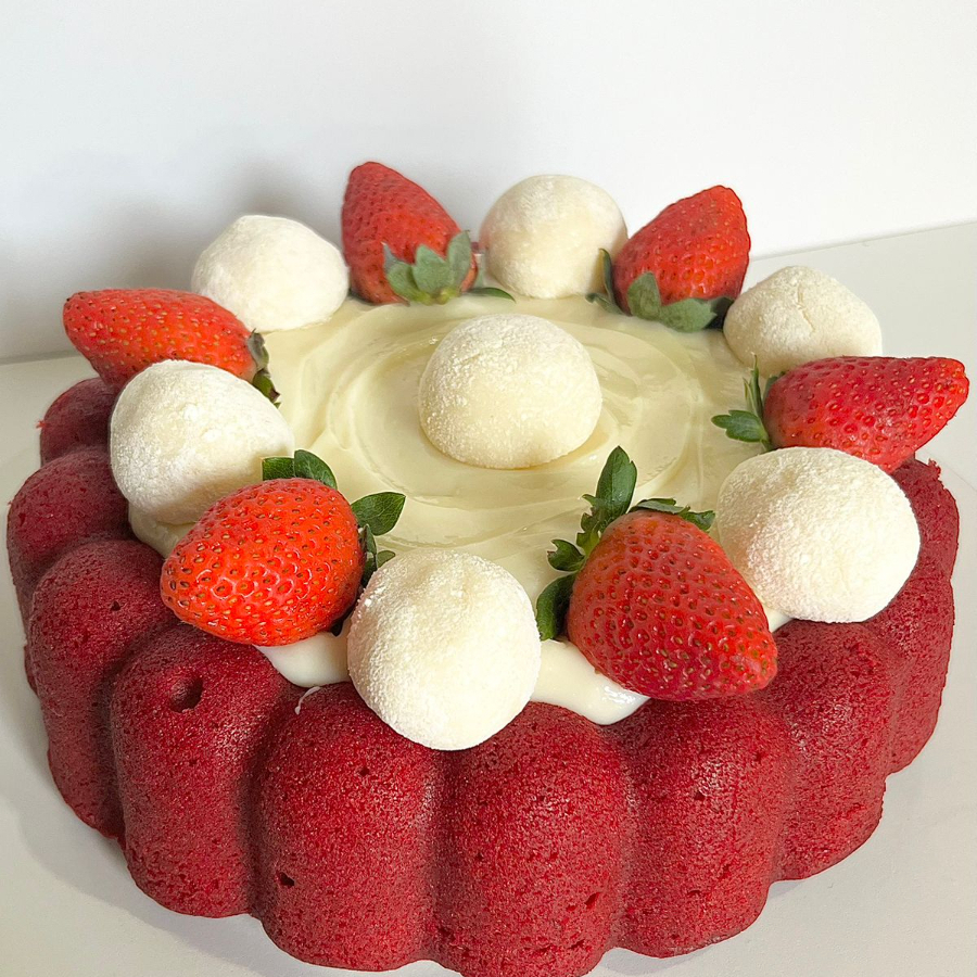 Massa super fofinha Red velvet, geleia artesanal de morango, recheio de brigadeiro de ninho, finalizado com brigadeiros de ninho e morangos. Aprox. 1kg.