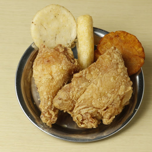 1/4 Broaster + 1 Acompañamiento + Arepa