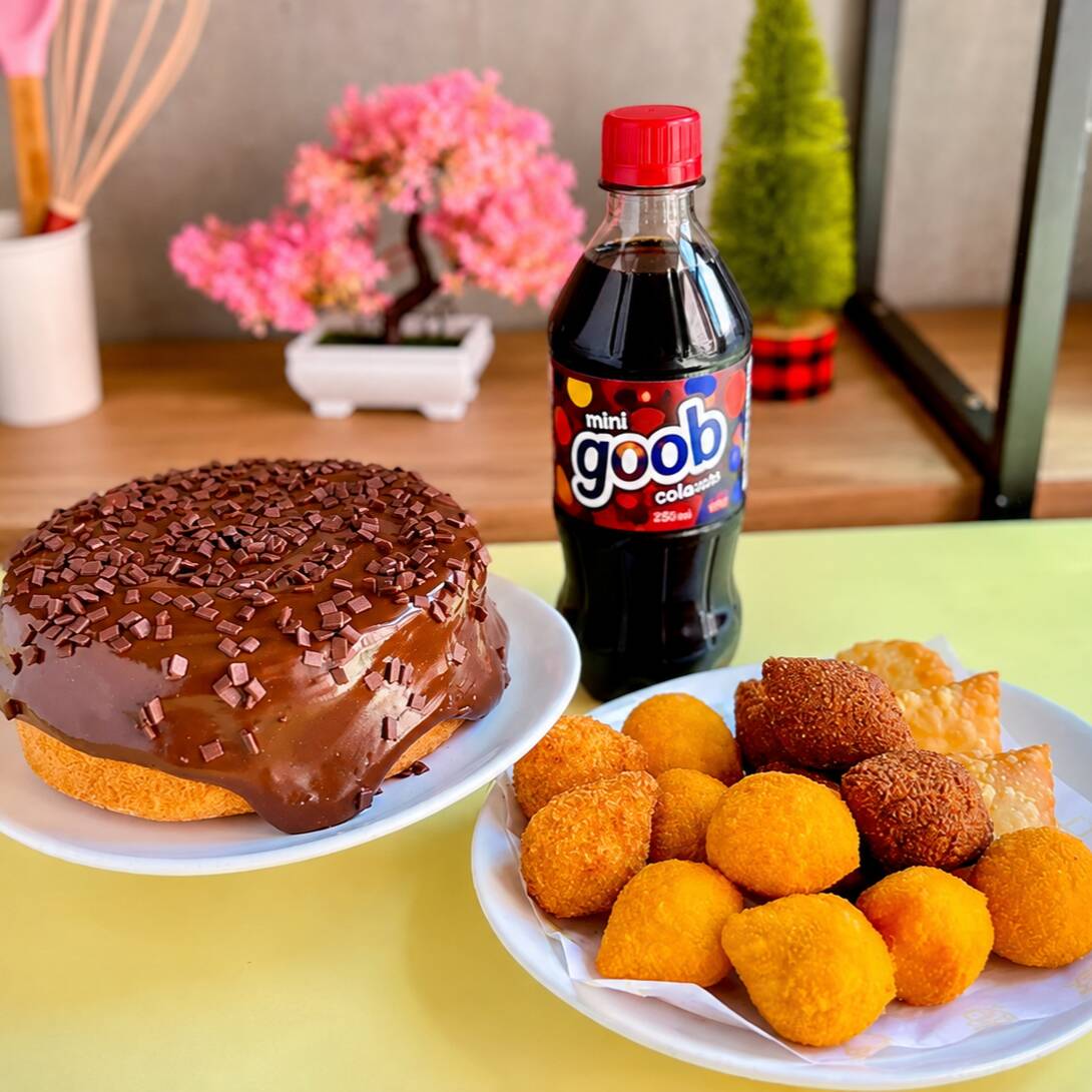 Bolo mini vulcão de cenoura fofinho, coberto com uma irresistível calda de chocolate, acompanhado de 10 minis salgados + 1 refrigerante Mini Goob.