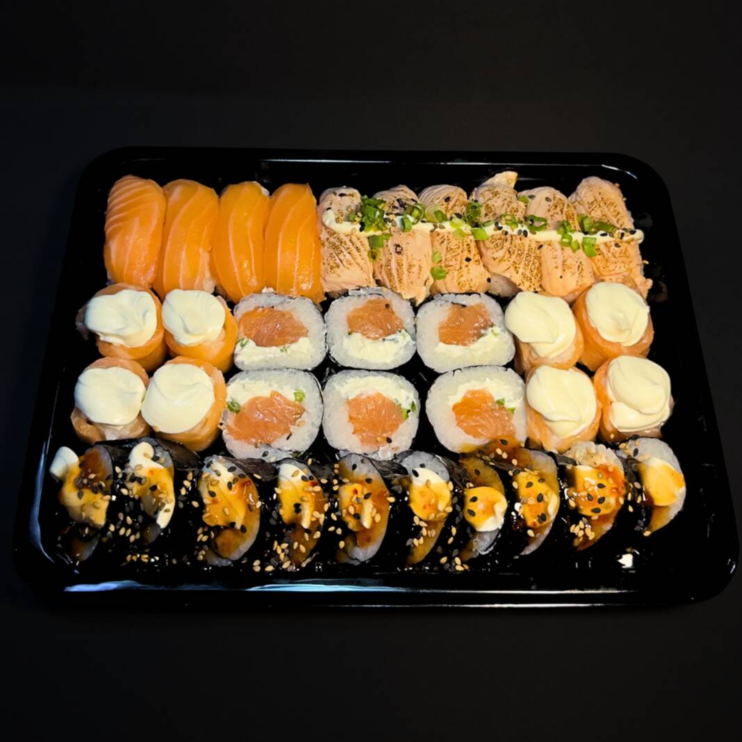 Box master 34 peças 6 nigiris salmão maçaricados 4 nigiris salmão 8 joe salmão cream cheese 6 maki Filadélfia, 10 maki com cream cheese e geleia de pimenta