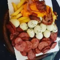 600gr de Fritas, cheddar, catupiry, molho, ovo de cordorna, calabresa, bacon e finalizada com queijo parmesão