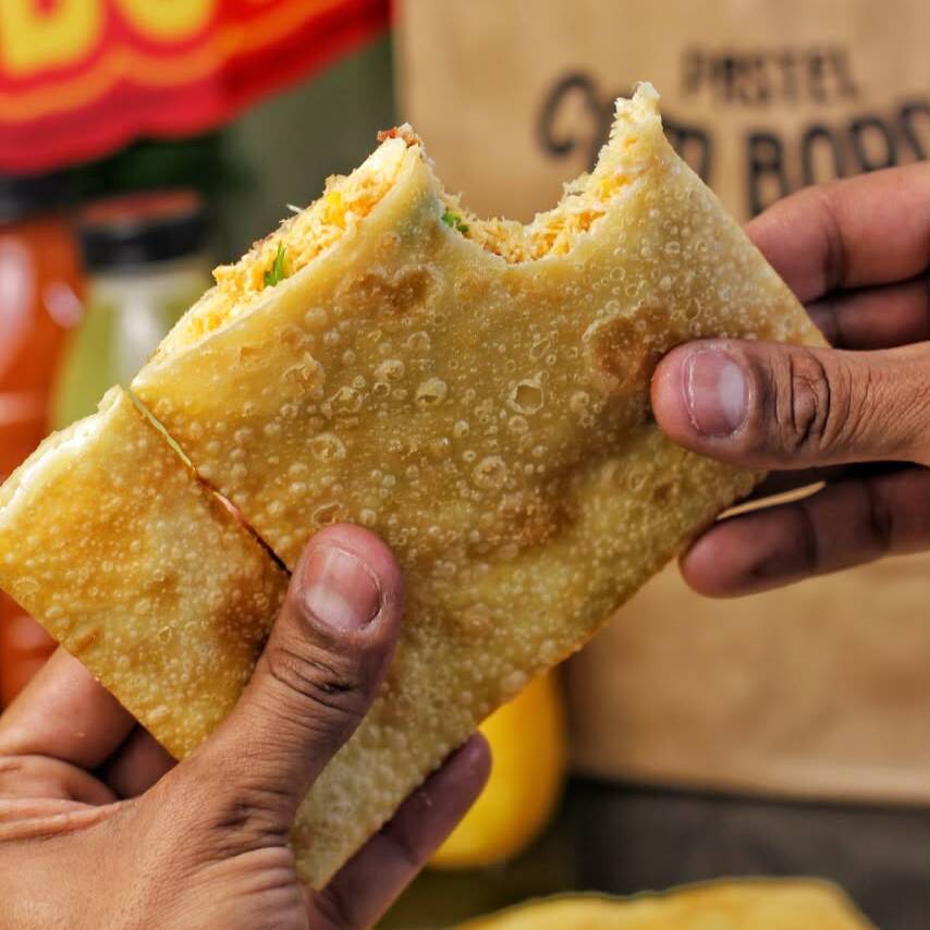 Frango desfiado e temperado na medida certa, envolvido pela nossa massa leve, crocante e preparada na hora.