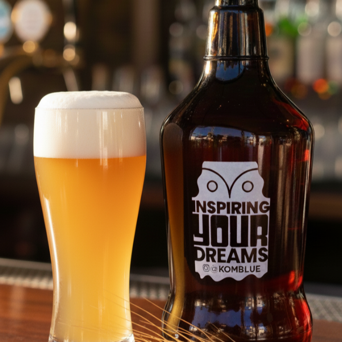 Refrescante e leve, o Chopp Pilsen é servido na medida perfeita de 350ml para realçar seu sabor suave e equilibrado. Com coloração dourada, espuma cremosa e aroma delicado de malte e lúpulo, é a escolha ideal para quem busca uma bebida gelada e fácil de beber, perfeita para acompanhar qualquer momento.