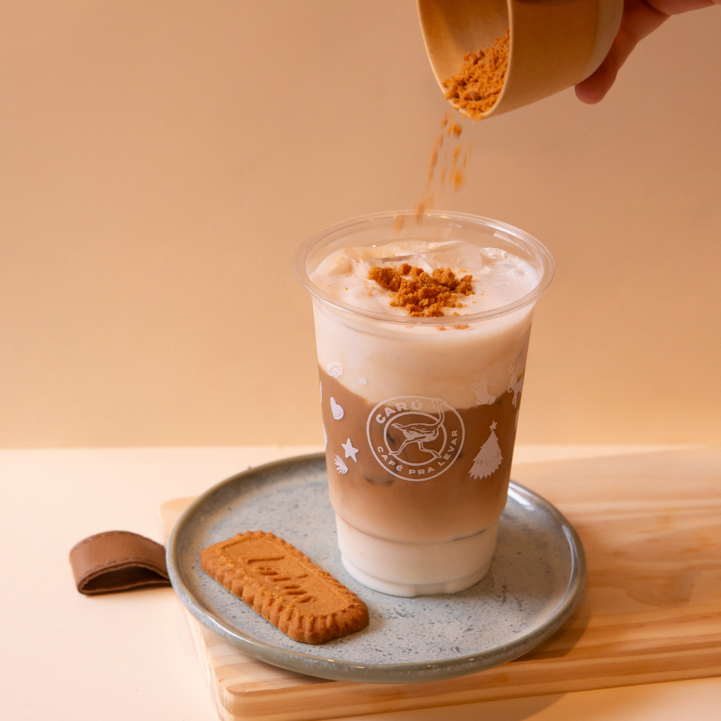 Já é Natal no Carú! Nossa criação está de volta!! Tudo começa pelo creme secreto de especiarias que se mistura ao café espresso, leite e o gelo conforme você for bebendo. Para finalizar, pedacinhos de Biscoff completam a experiência. Dica: para extrair tudo de melhor desta criação, beba direto no copo!