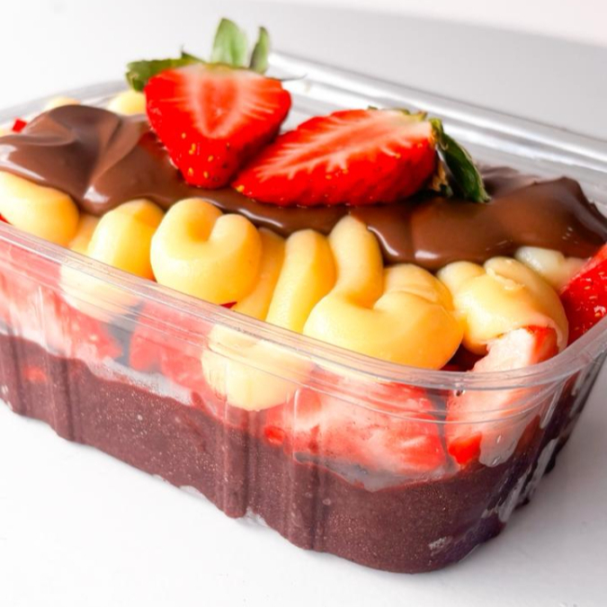 contem 250ml de açai cremoso, morangos, brigadeiro de ninho e finalizado com nutella