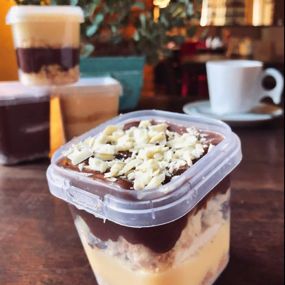 Massa branca, brigadeiro branco aerado com a finalização de Kinder Bueno e brigadeiro gourmet