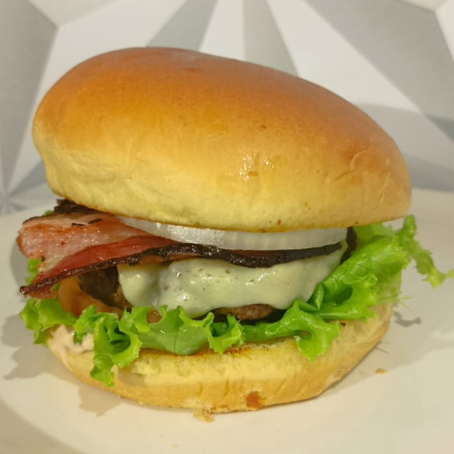 Hamburguer suculento, mussarela deretida, bacon torradinho, molho de calabresa, presunto, ovo caprichado, salsicha, alface, tomate, milho, batata palha e um pao fresquinho, uma experiencia nova a cada mordida.