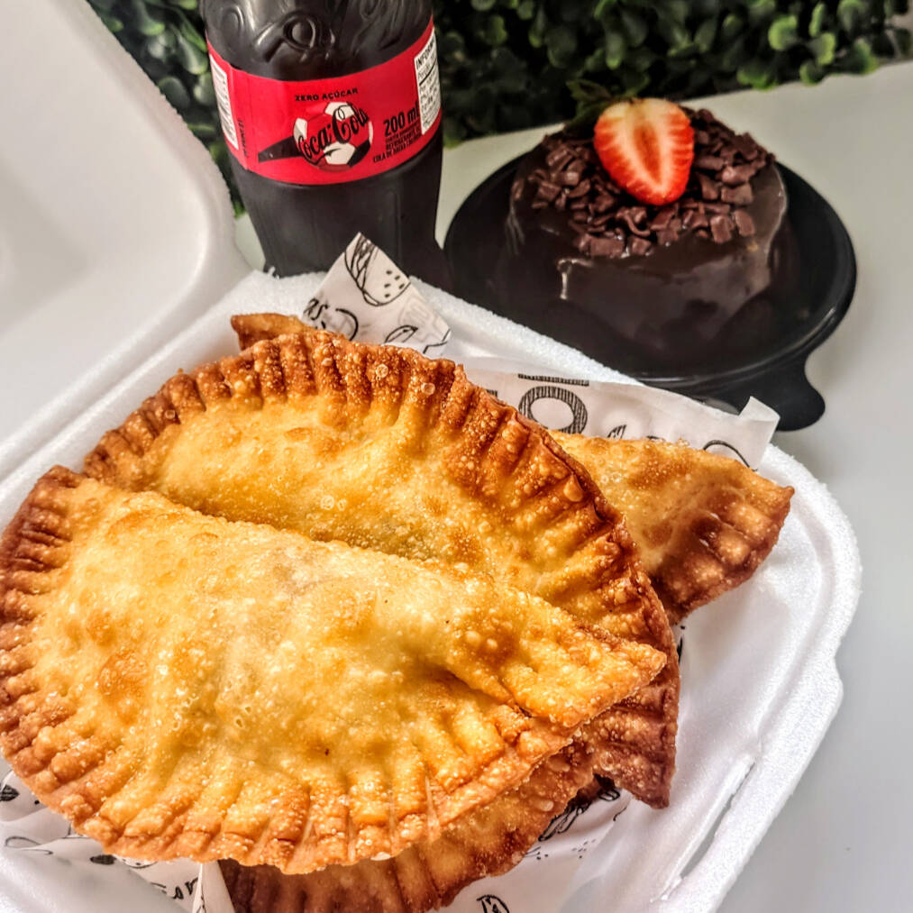 Bolo mini vulcão de 10cm de chocolate com morango + porção com 5 pastéis com sabor único + 1 coca cola 200ml