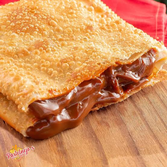 Pastel crocante recheado com delicioso doce de leite, perfeito para os amantes de sabores doces.