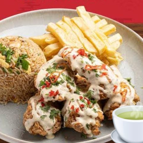 Chaufa con alitas Acevichadas y refresco