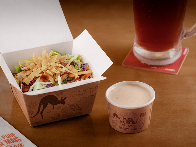 Combinação de alface, cenoura, repolho roxo, mix de queijos, bacon e tiras de tortillas crocantes. Servida com o exclusivo molho barbecue ranch. Porção individual.
*Contém carne suína