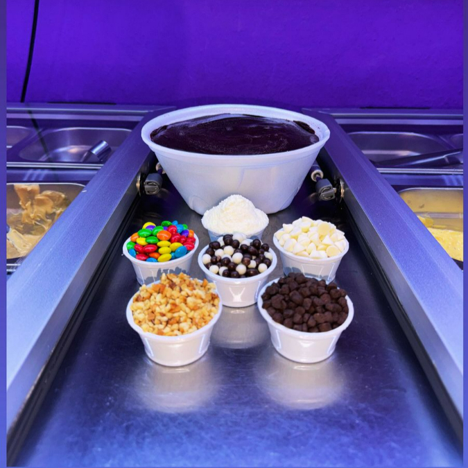 Escolha seu creme super cremoso, em uma embalagem de 1 litro, acompanhado de 5 complementos enviados separados para você montar como quiser. Ideal para compartilhar, criar combinações e aproveitar variedade, capricho e muito sabor em cada colherada. Uma experiência surreal para montar seu açaí personalizado.