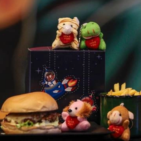 Hambúrguer Smash 80g com Muçarela Derretida, Alface Crocante, Tomate e Molho Burguezito, Acompanhado de 100g de Batata Frita Crocante e Brinquedo Surpresa para Comer e se Divertir.