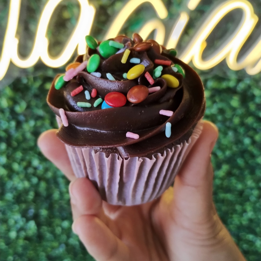 Cupcake com massa de chocolate recheado com brigadeiro de chocolate 50%. Obs: Decoração pode variar!