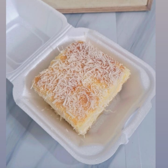 Delicioso bolo gelado e recheado com mousse sabor Coco! Feito com massa úmida de baunilha, com opções de finalização nos complementos. Agora em marmitinhas, muito mais práticas para se degustar! Nova Edição!