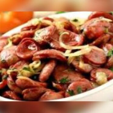 Arroz, feijão, farofa, fritas, salada do dia e calabresa acebolada