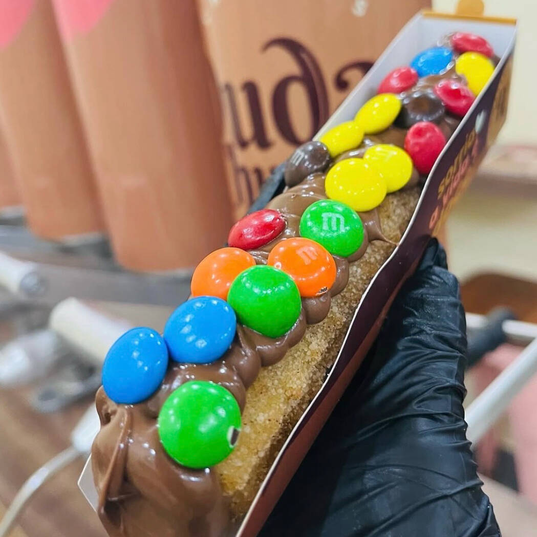 deliciosa massa crocante com recheio de doce de leite, chocolate ou misto e cobertura de chocolate