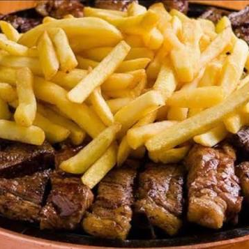 400g de picanha com tomate, cebola, 200g de batata frita e muçarela ralada por cima.