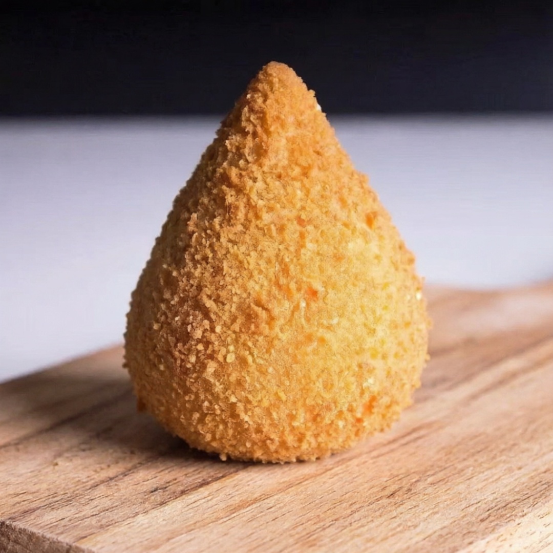 Deliciosa Coxinha Bem Temperada, Feita Com Muito Carinho Tudo A Mão. Venha Se Deliciar!