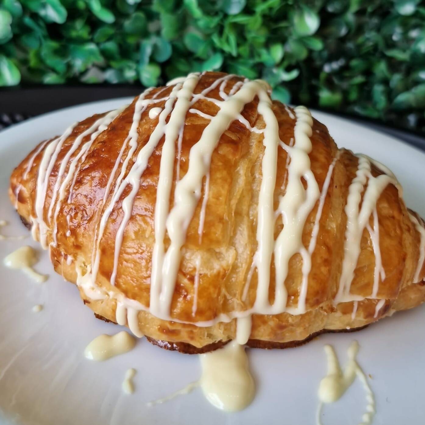 Croissant chocolate branco - croissant artesanal recheado com chocolate ao leite, criando uma combinação perfeita entre a crocância e sabor.