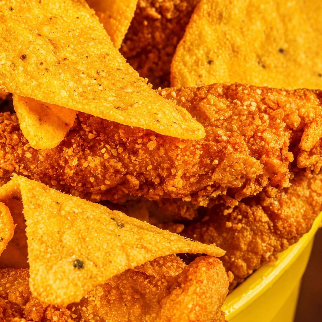 Tiras de Filé Frango empanado na Farinha de Doritos. Escolha o tamanho do seu balde e o molho para acompanhar.