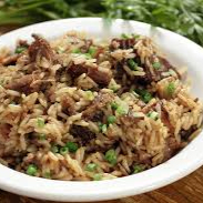 Arroz de Costela Premium desfiada com cebola e temperos da casa! Uma verdadeira explosão de sabores! Irresistível! Aprox. 600g Serve até 2 pessoas Imagem meramente ilustrativa!