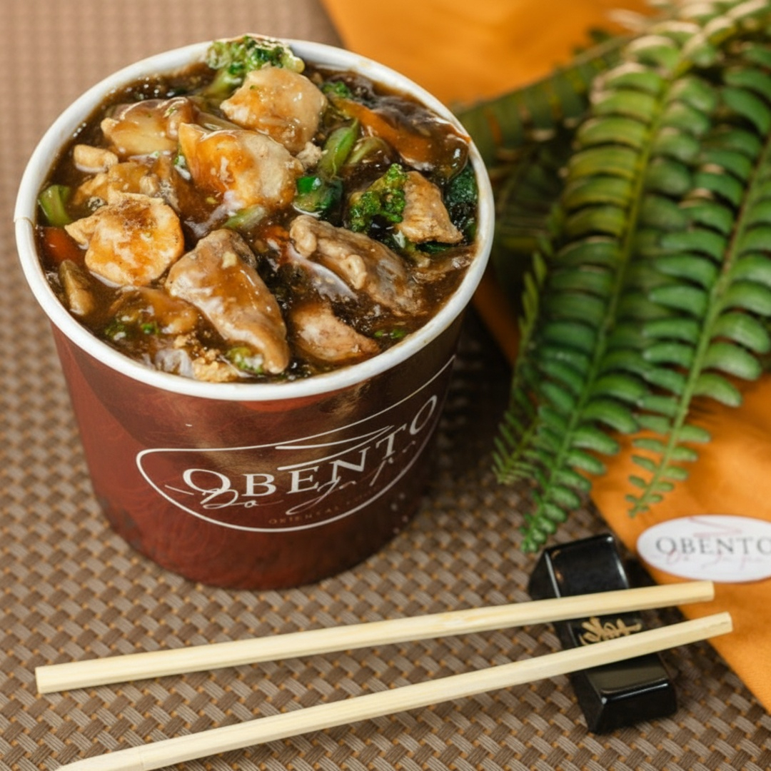 Yakissoba tradicional é um clássico que contém legumes frescos como brócolis ninja, couve flor, cenoura e acelga; pequenos pedaços de carne bovina, frango, macarrão grelhado e molho especial a base de shoyu.