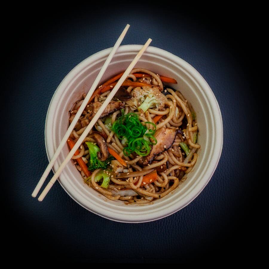 Cogumelo shiitake salteado no 'sopro da wok' com macarrão udon produzido na casa, repolho, cenoura, brócolis, couve-flor, óleo de gergelim e molho yaki, finalizado com mix de gergelim tostado e cebolinha verde. Variação vegetariana ou vegana, com picância ajustável (0-5).