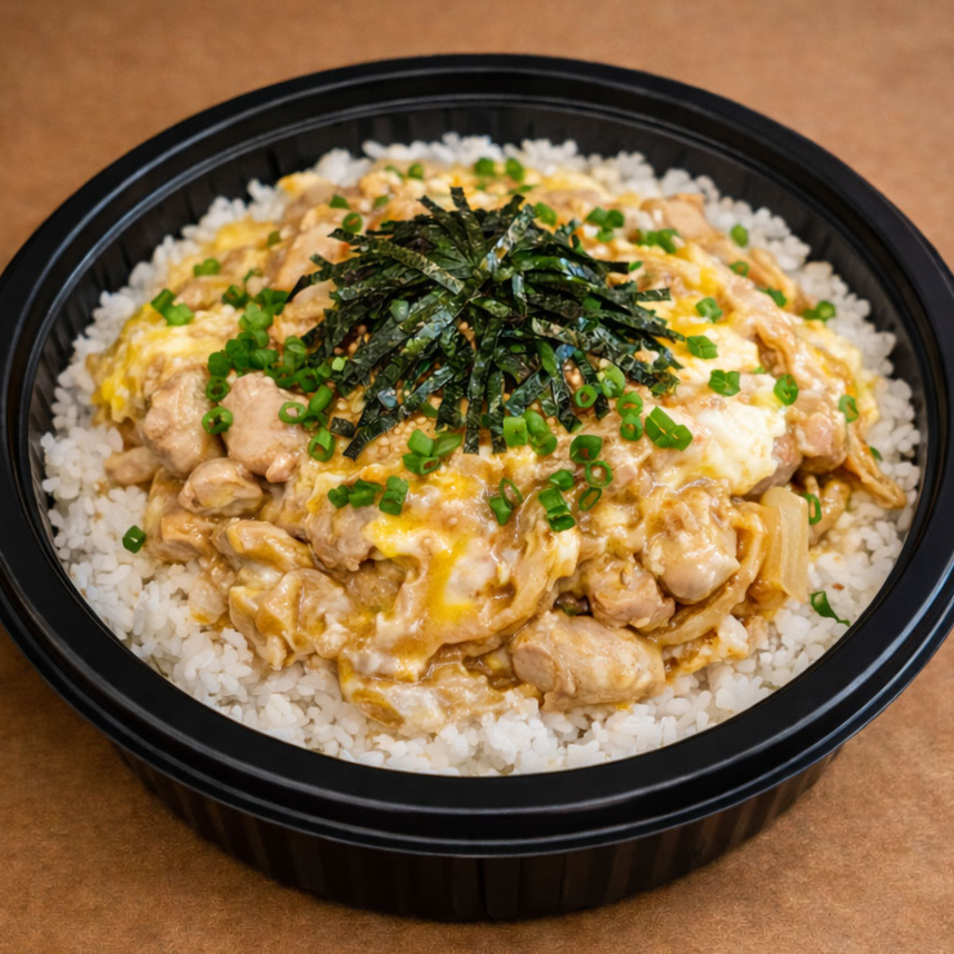 Este prato consiste em cubos de peito de frango refogado em cebola, ovo e molho especial. Este refogado vai sobre uma porção de arroz japonês (gohan). Porção para uma pessoa.