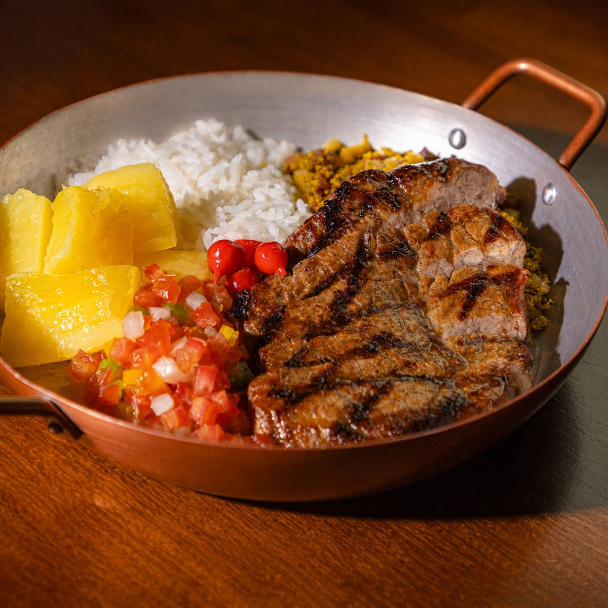 Cupim assado, acompanha arroz branco, mandioca, vinagrete e farofa baiana( bacon, banana da terra, feijão fradinho e coentro).