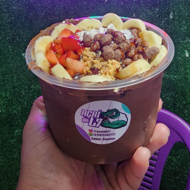 Açaí na tigela com frutas.